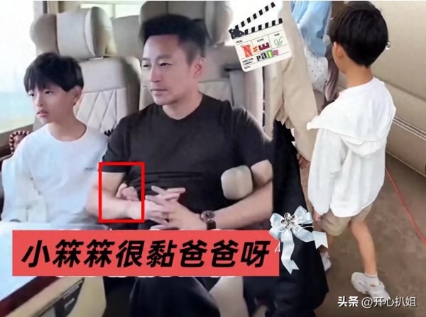 鼎宝融 小玥玥穿白色蒙古袍参加麻六记晚宴，长发飘飘笑眼弯弯，太漂亮了